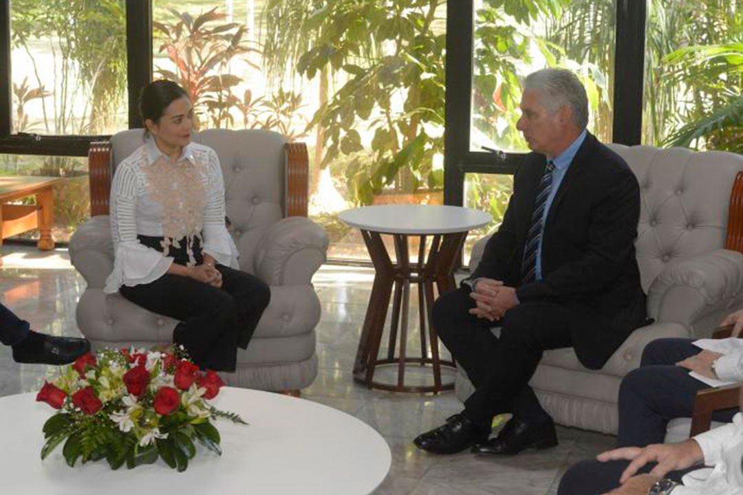 Canciller de Panamá, Janaina Tewaney Mencomo, y presidente cubano, Miguel Díaz-Canel Bermúdez.