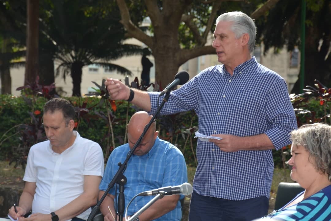 Miguel Díaz-Canel Bermúdez dialoga con vecinos del Condado.
