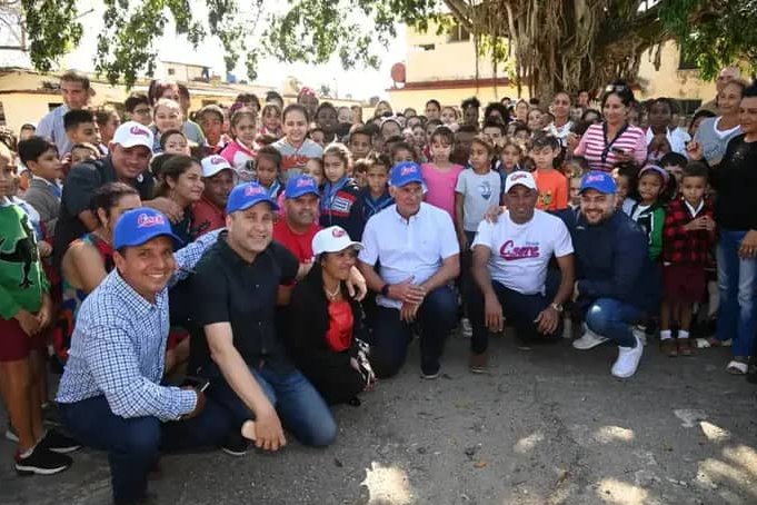 El presidente Miguel Díaz Canel Bermúdez junto a su pueblo en el intercambio de los candidatos a diputados en Santa Clara.