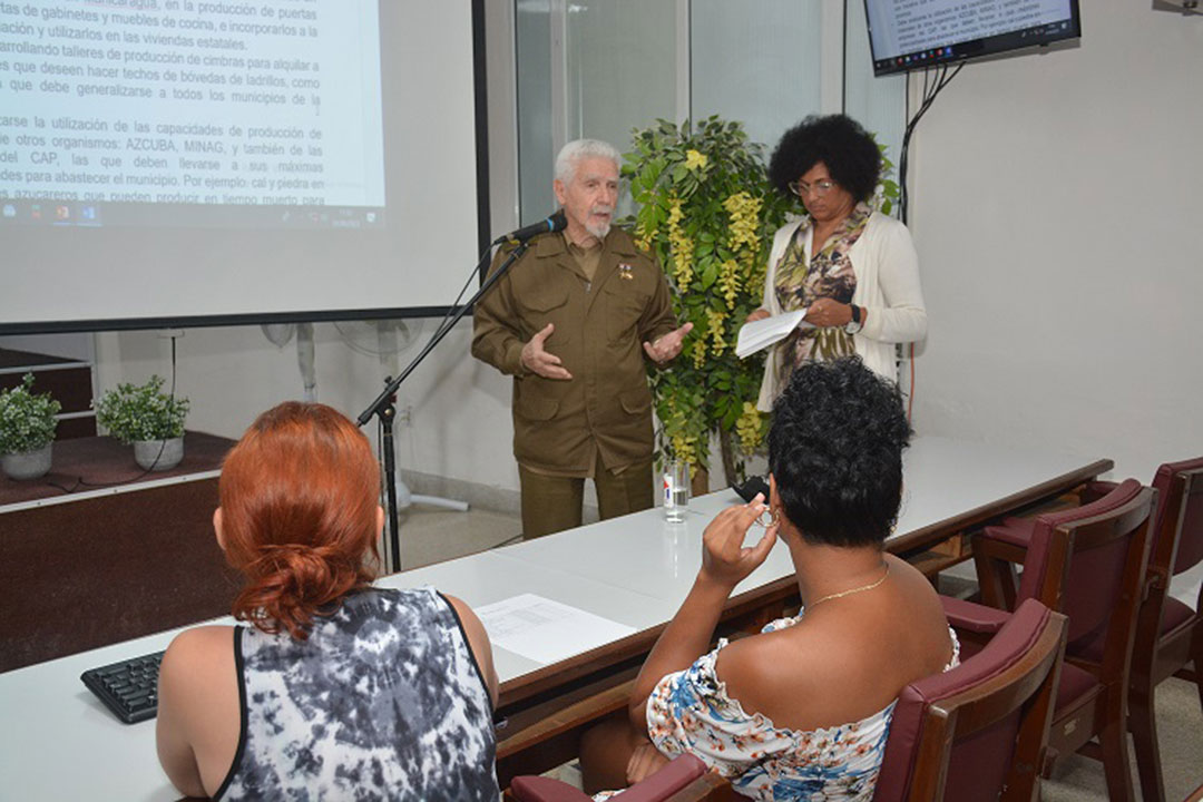 Vice primer ministro Comandante de la Revolución Ramiro Valdés chequea el Programa de la Vivienda en Villa Clara.