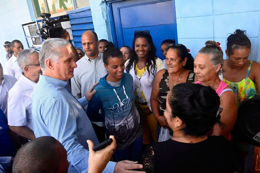 Presidente cubano, Miguel Díaz-Canel, dialoga con habitantes de la comunidad El Morao, de La Lisa.