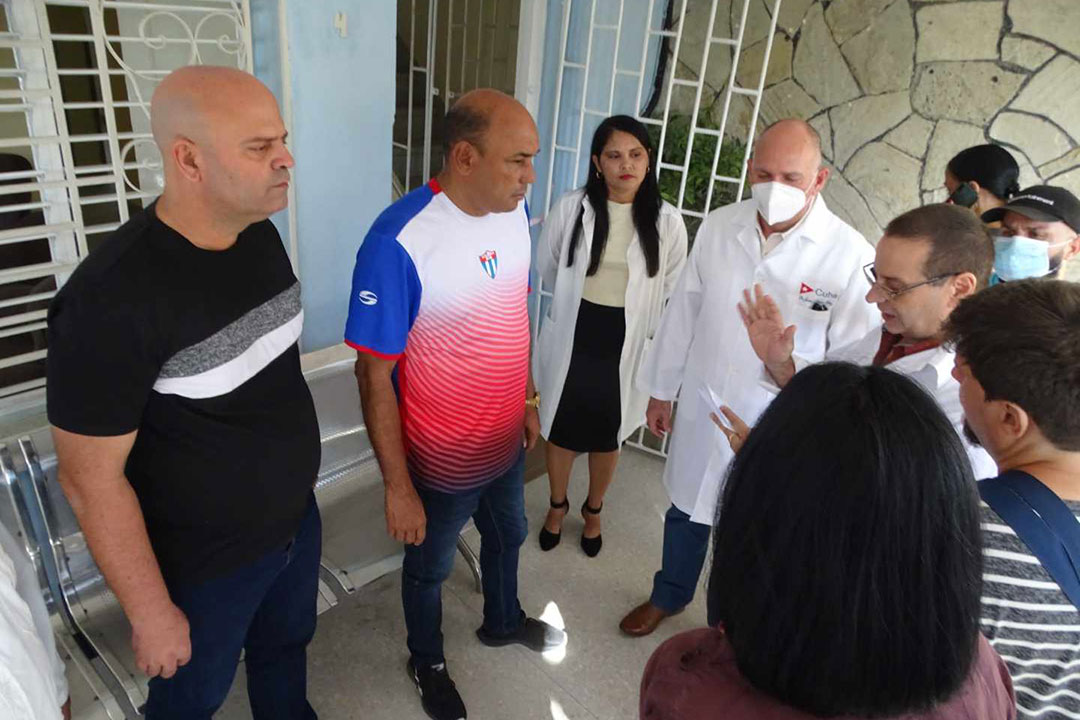 Dr. Ángel Camacho director del hospital pediátrico de Villa Clara, explica las características del Centro de Salud Mental.