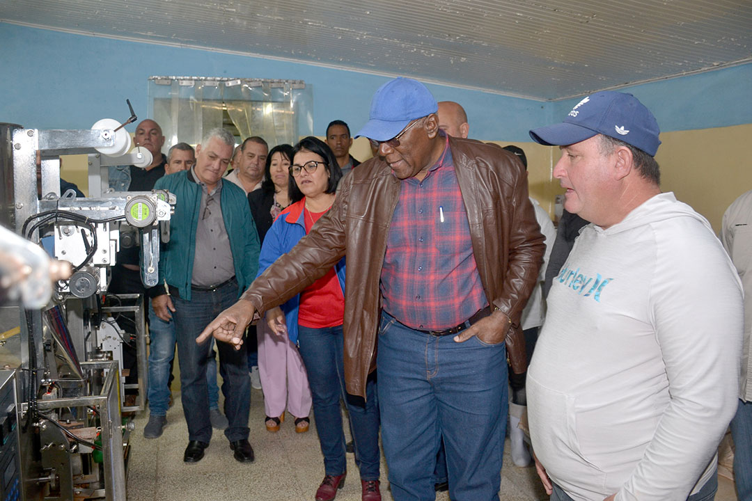 Vicepresidente cubano, Salvador Valdés Mesa, recibe explicación de las producciones de la minindustria Cubanacán, en Villa Clara.