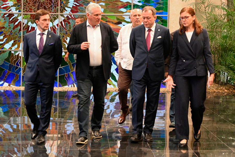 Presidente cubano, Miguel Díaz-Canel, da la bienvenida al escultor Alexey Dmitrevich Chebanenko y al arquitecto Andrey Beliy, autores del monumento a Fidel en Moscú.