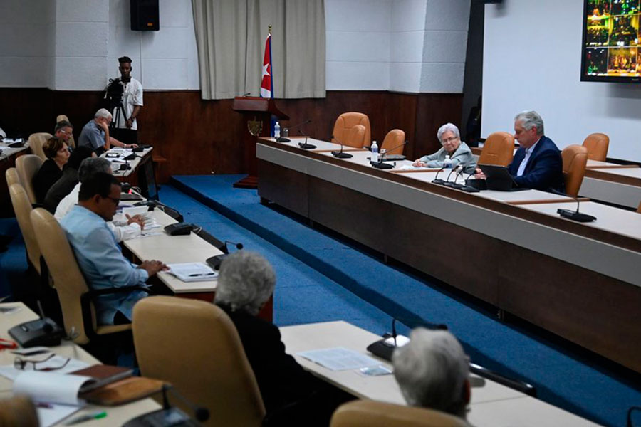 Presidente cubano, Miguel Díaz-Canel, y Gladys Bejerano, contralora de la República.