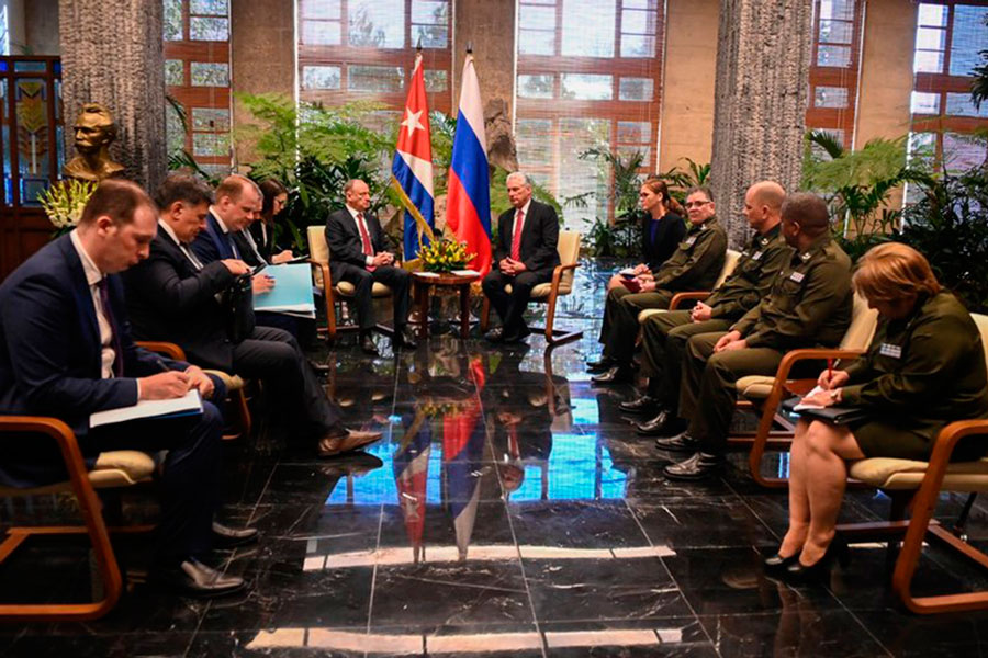Delegaciones de Cuba y Rusia durante el encuentro.