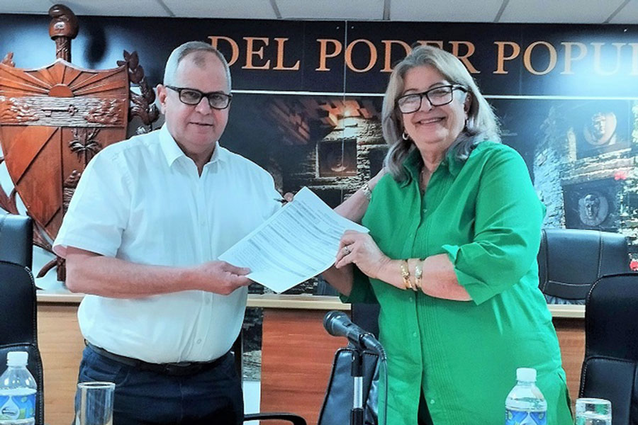 omero Acosta Álvarez, secretario de la Asamblea Nacional del Poder Popular (ANPP)  y del Consejo de Estado, y Marisol García Cabrera, jefa del Departamento Independiente de Relaciones con los Órganos Locales del Poder Popular en Villa Clara. 