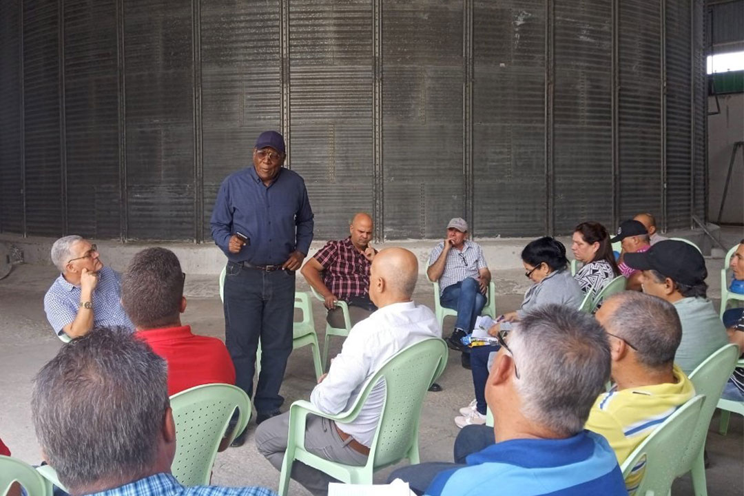 Salvador Valdés Mesa, vicepresidente de Cuba, sostiene encuentro con productores de arroz en Villa Clara.