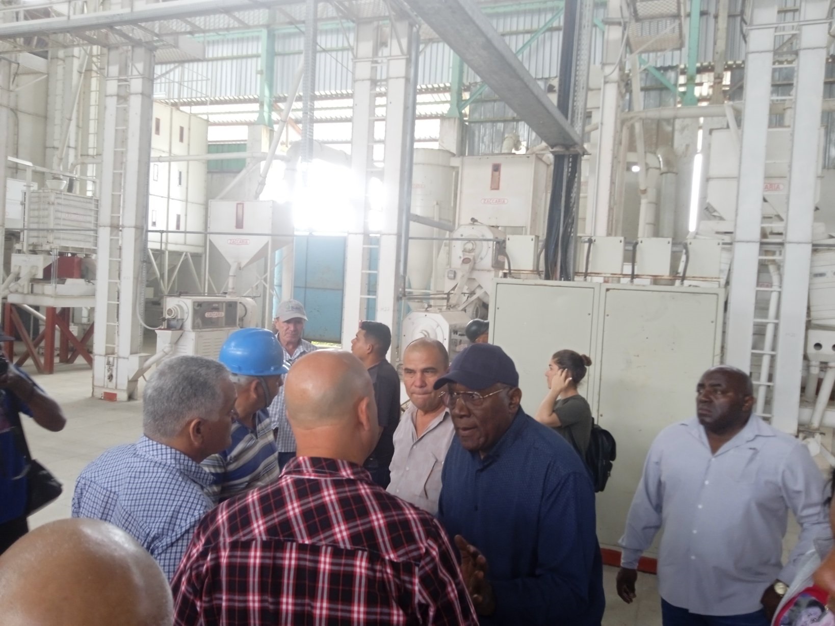 Recorrido del vicepresidente cubano por el molino arrocero Batalla de Santa Clara.