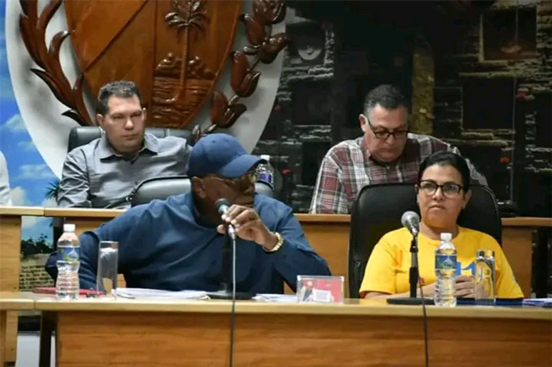 Salvador Valdés Mesa, vicepresidente cubano, y Milaxy Sánchez, vicegobernadora de Villa Clara.