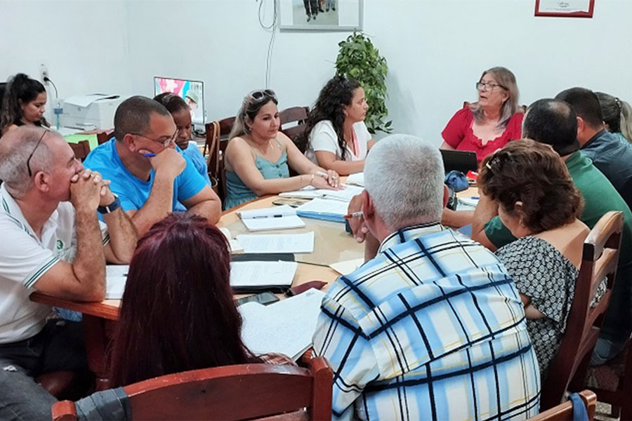 Intercambio entre vicepresidentes de las asambleas municipiales del Poder Popular y otros funcionarios.