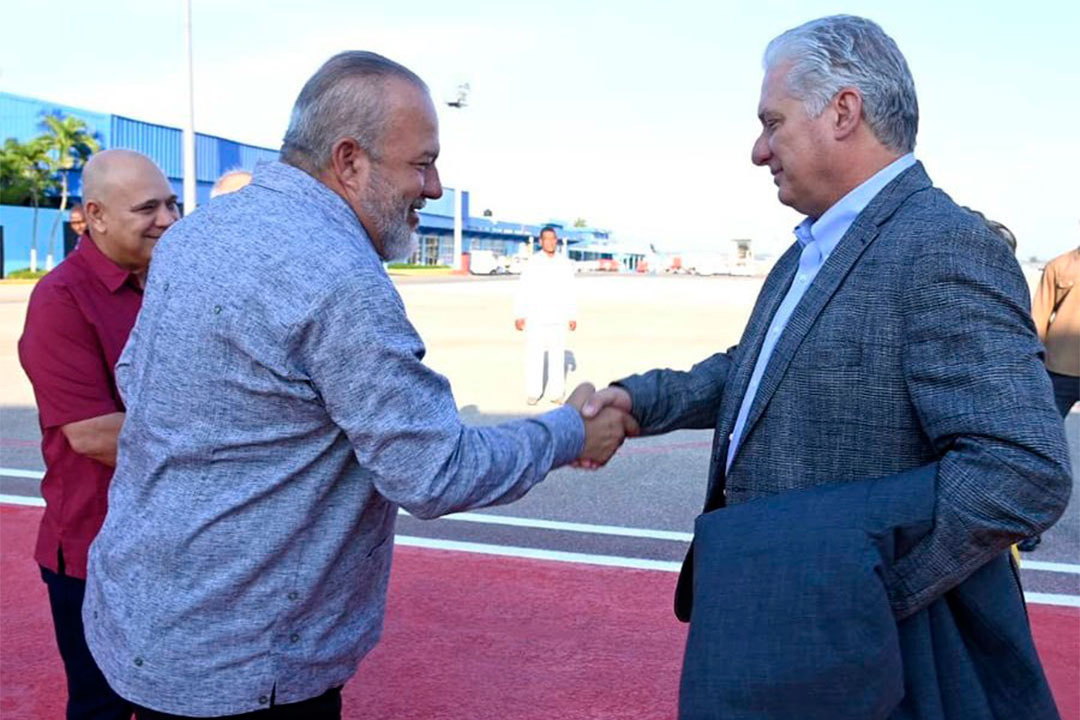 Presidente Miguel Díaz-Canel es recibido por el primer ministro de Cuba a su regreso de Rusia.