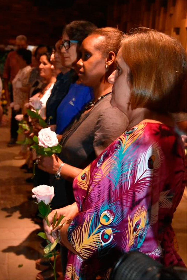 Cambio de flores en los nichos del Che y sus compañeros de la guerrilla.