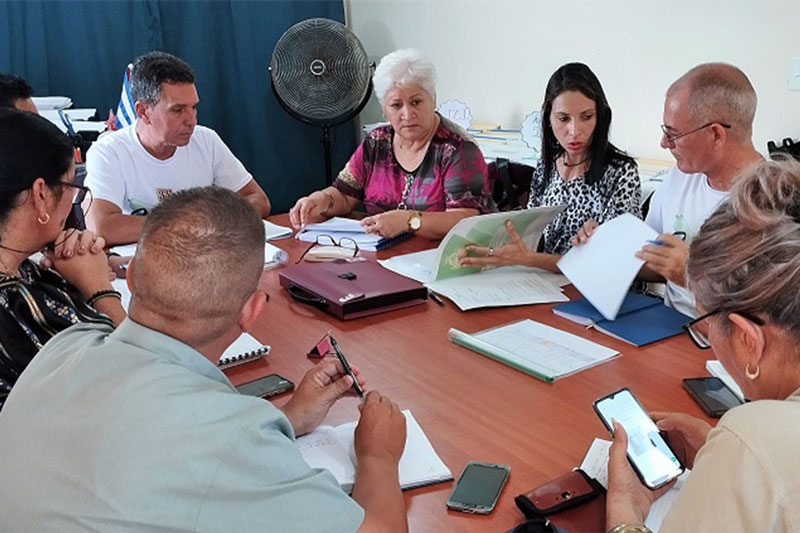 Intercambio de diferentes grupos de la visita parlamentaria.