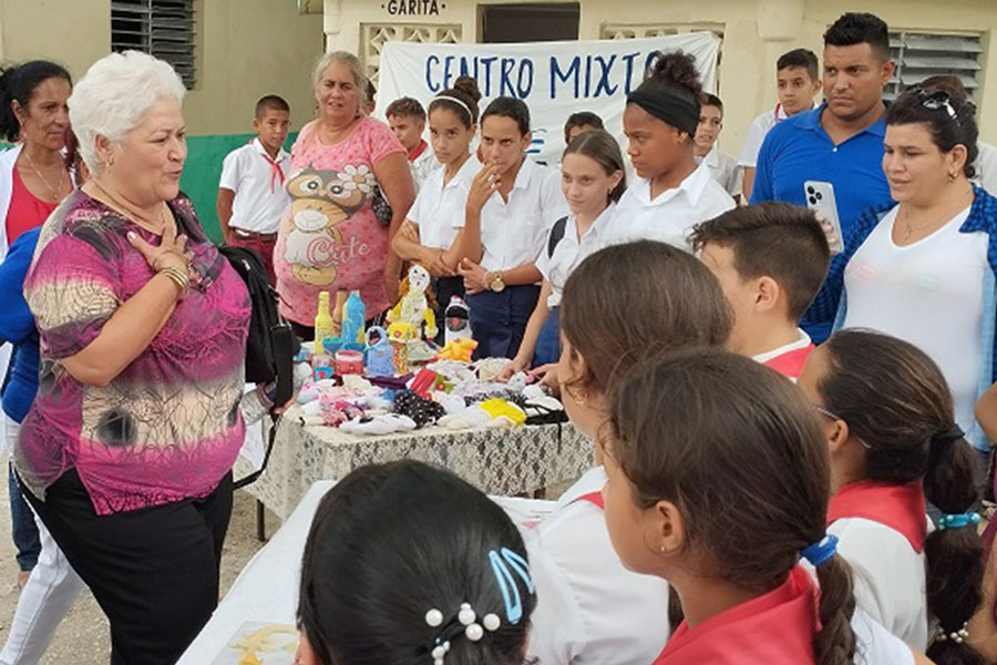 Miriam Brito Sarroca, presidenta de la Comisión Permanente de Trabajo de Órganos Locales en la Asamblea Nacional del Poder Popular, en la escuela Antonio López, de la comunidad Julián Grimau, del Yabú. 