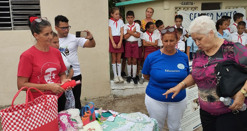 Miriam Brito dialoga con la directora de la escuela Antonio López, del Yabú.