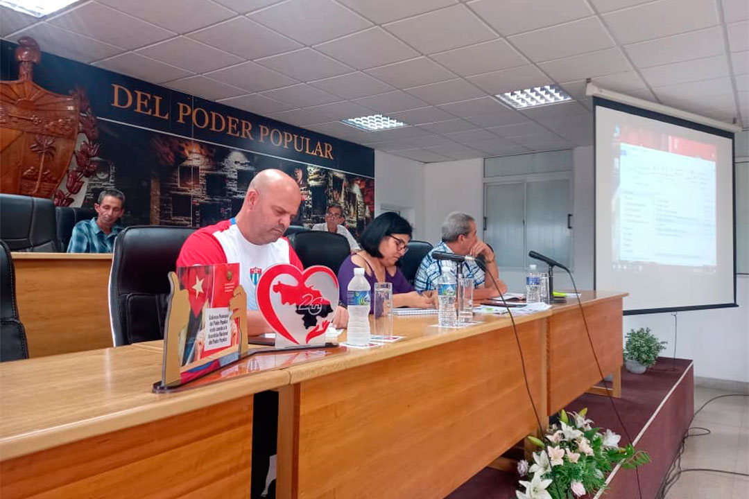 Osnay Miguel Colina, primer secrestario del PCC en Villa Clara, junto a la gobernadora y el vicegobernador de la provincia.