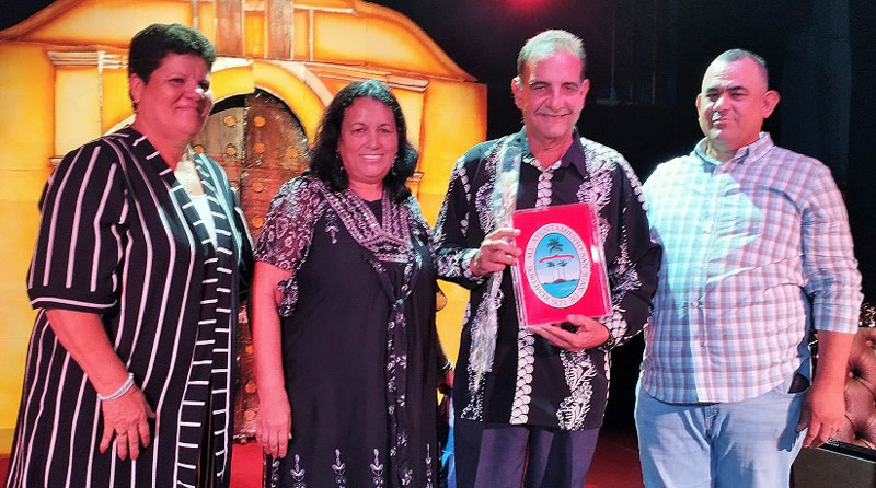 Presidente de la ANEC en Remedios recibe reconocimiento.