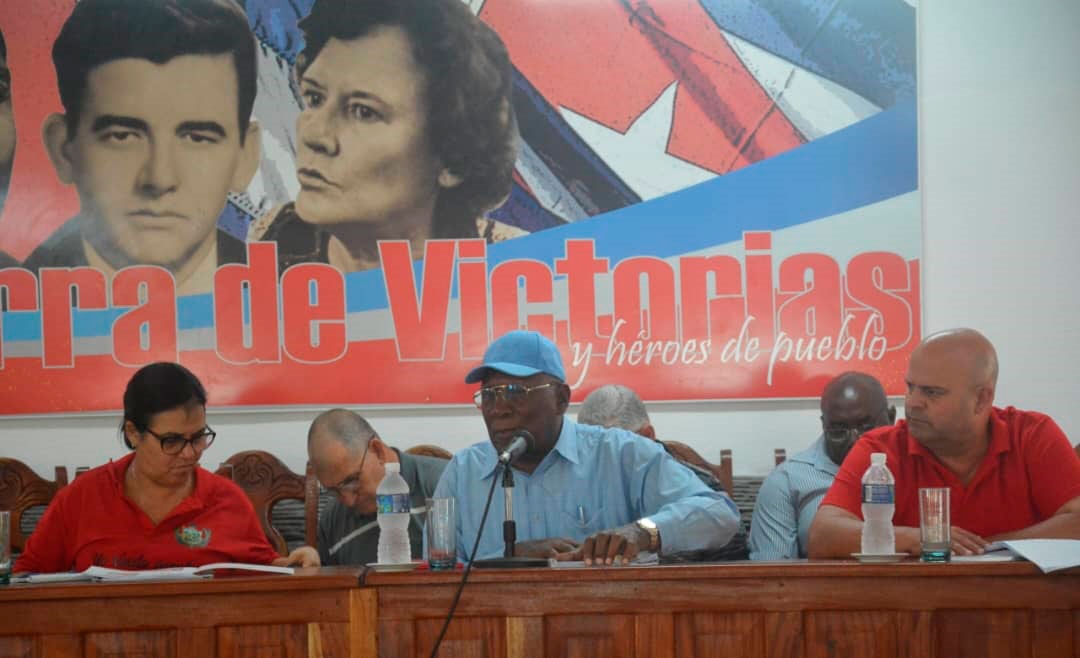 Vicepresidente cubano, Salvador Valdés Mesa, junto al primer secretario del Partido en la provincia de Villa Clara, Osnay Miguel Colina, y la gobernadora, Milaxy Yanet Sánchez Armas.