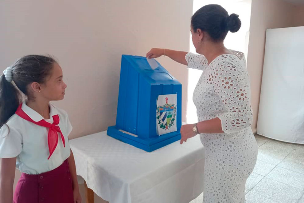 Delegada ejerce derecho al voto.