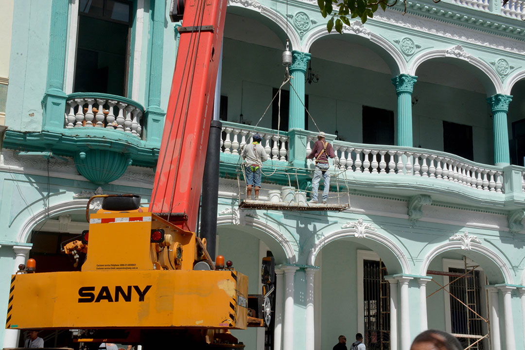 Pintura de edificio en el área del parque Vidal, de Santa Clara.