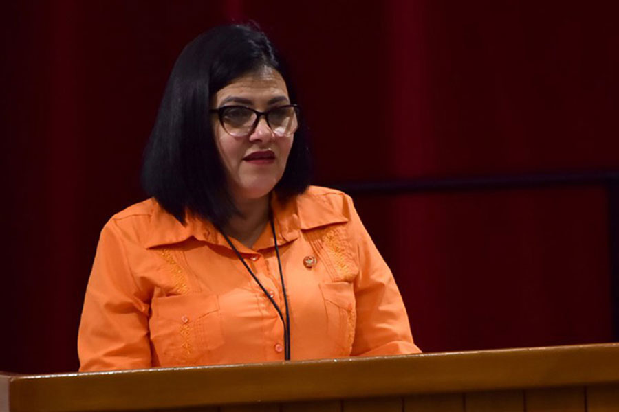 Milaxy Yanel Sánchez Armas, gobernadora de Villa Clara, presenta el informe de la provincia a la Asamblea Nacional.