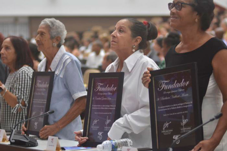 Reconocimiento a fundores del Palacio de las Convenciones.