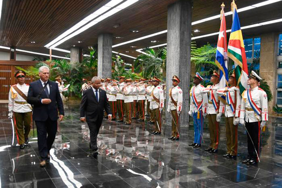 Recibimiento oficial del presidente de Cuba, Miguel Díaz-Canel, al presidente de Seychelles, Wavel Ramkalawan.