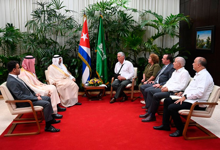 Presidente de Cuba, Miguel Díaz-Canel, y Fahad Bin Abdurrahman Al-Jalajel, ministro de Salud del Reino de Arabia Saudita, junto a las delegaciones de ambas naciones.