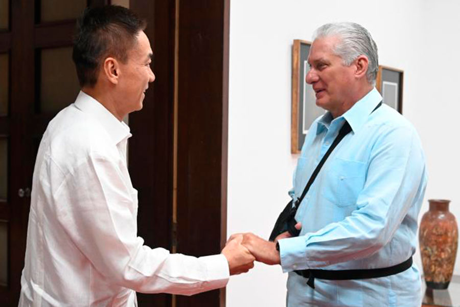 Presidente cubano recibe al embajador de China en La Habana.