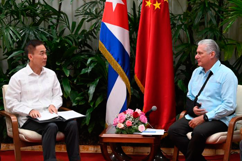 Miguel Díaz-Canel , presidente de Cuba, y el embajador de China, Hua Xin.