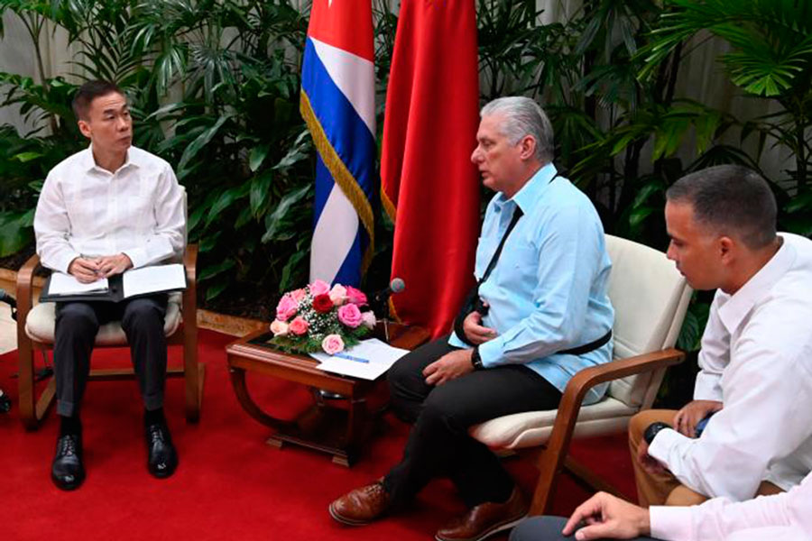 Encuentro entre el presidente cubano y el embajador de China en La Habana.