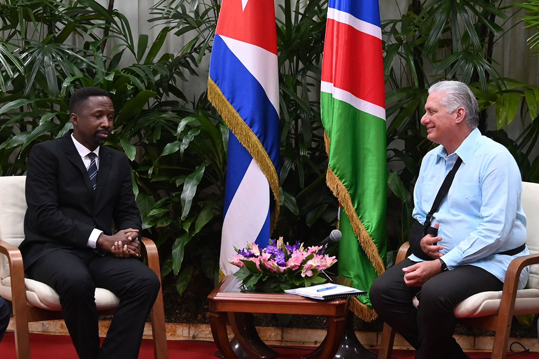 Presidente cubano, Miguel Díaz-Canel, y  Lucas Sinimbo Muha, presidente del Consejo Nacional de Namibia.