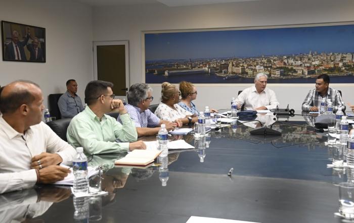 Presidente de Cuba, Miguel Díaz-Canel, en reunión con dirigentes de La Habana.