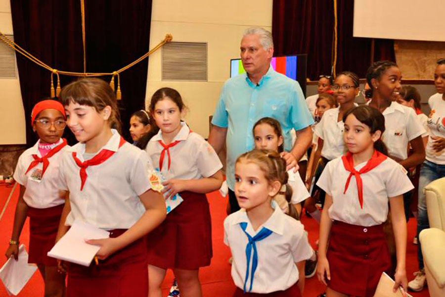 Presidente Díaz-Canel y un grupo de niños cubanos en el Palacio de la Revolución.