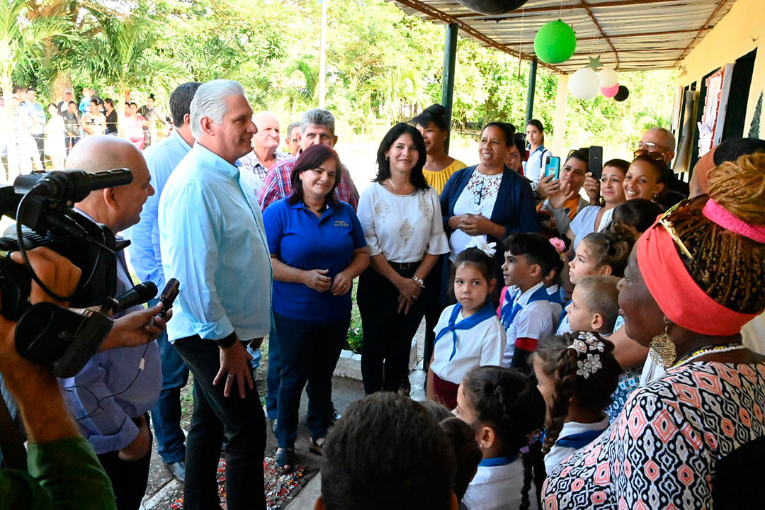 Presidente Díaz Canel en escuela rural de Santa Mónica.