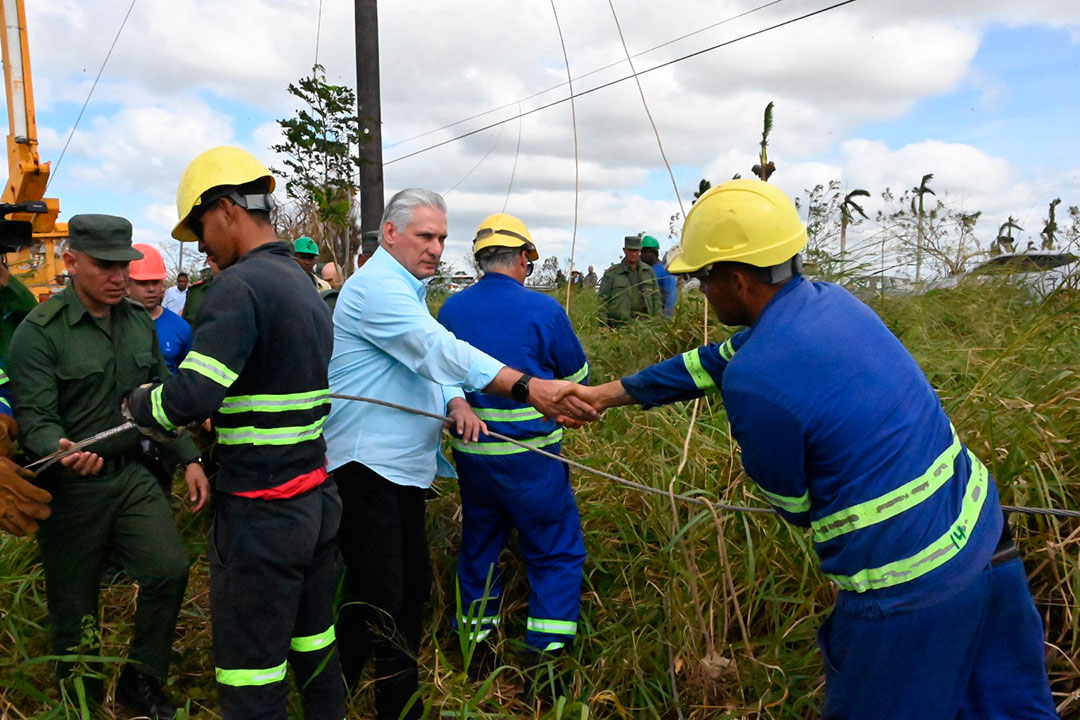 Presidente Díaz-Canel saluda a trabajadores eléctricos.