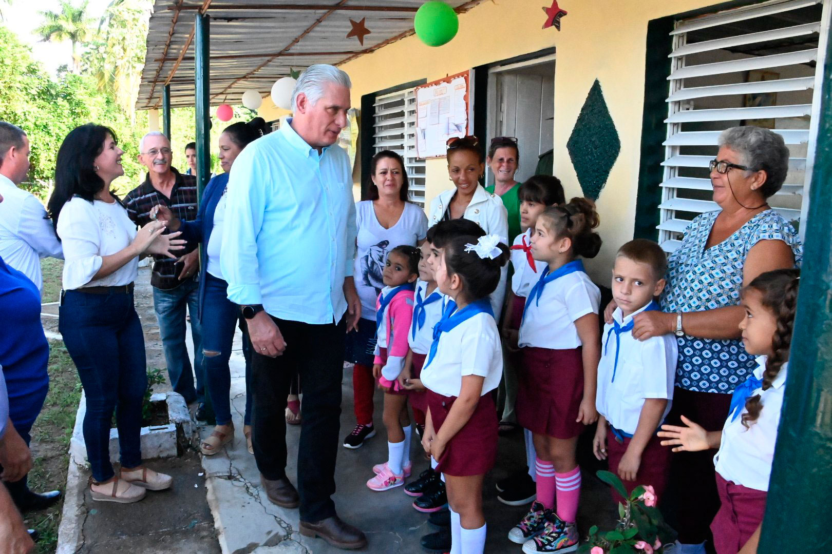 Presidente Díaz-Canel en la escuela rural Clara Zetkin, en la comunidad de Santa Mónica.