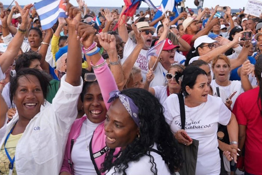 Pueblo cubano desfilando.