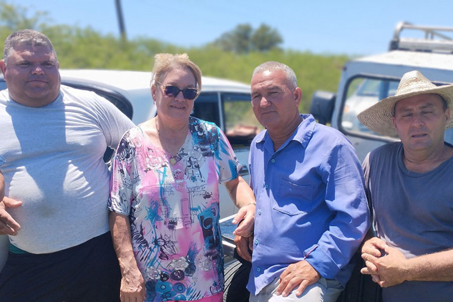 Miguel Ángel Bermúdez, Humberto Hernández y Yosmel Plata, productores de arroz, junto a la delegada de la Agricultura en Corralillo.