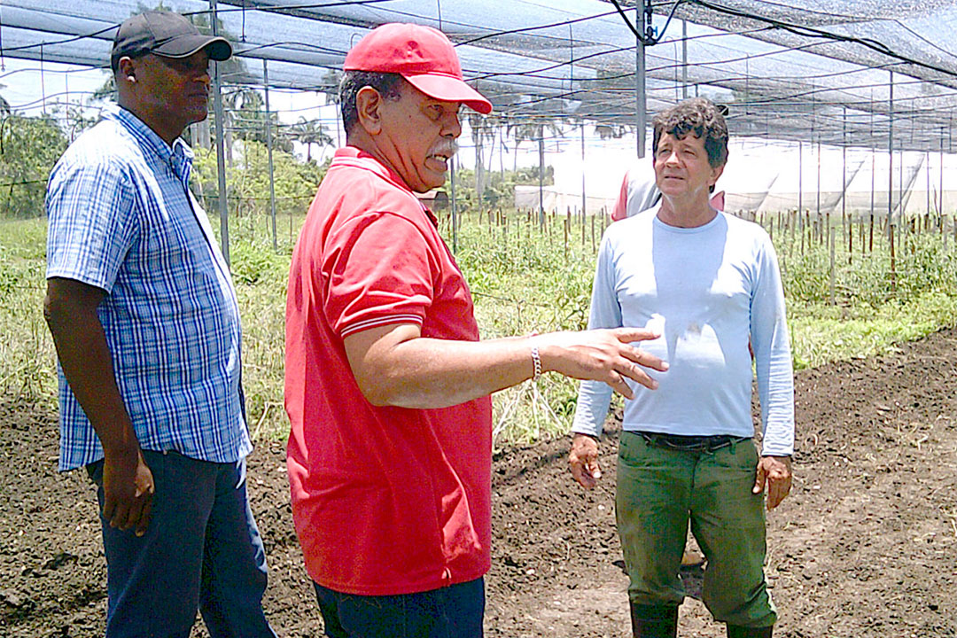 Funcionario del Gobierno Central Adrian Ferrer Speck y el campesino Leonides López.