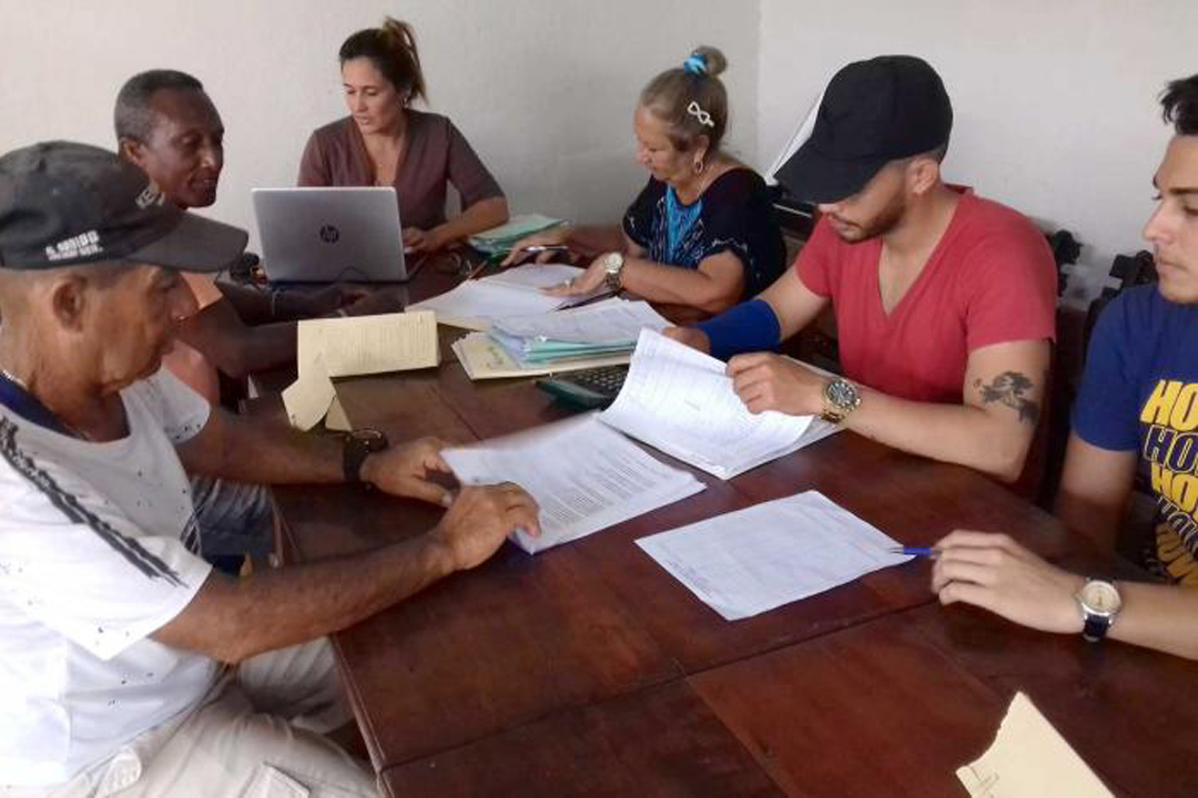 Personas reunidas alrededor de  una mesa
