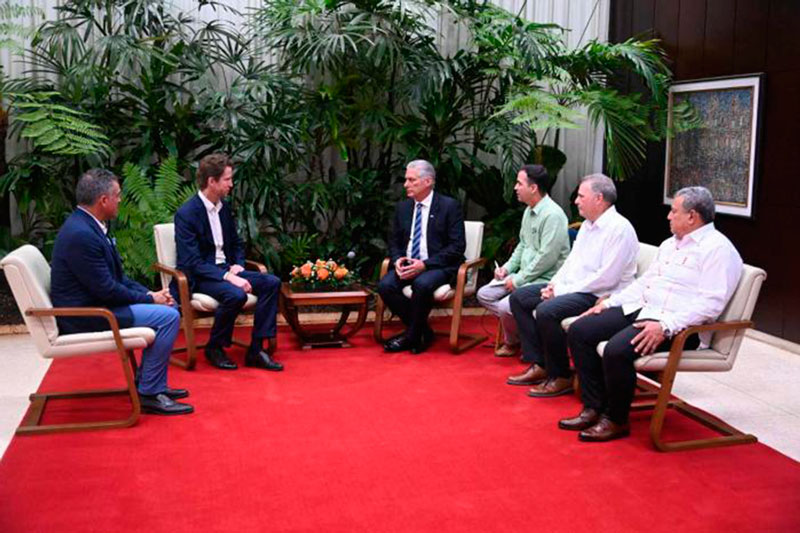 Conversaciones entre el presidente de Cuba, Miguel Díaz-Canel, y Alexis von Hoensbroech, director ejecutivo de la aerolínea canadiense WestJet.