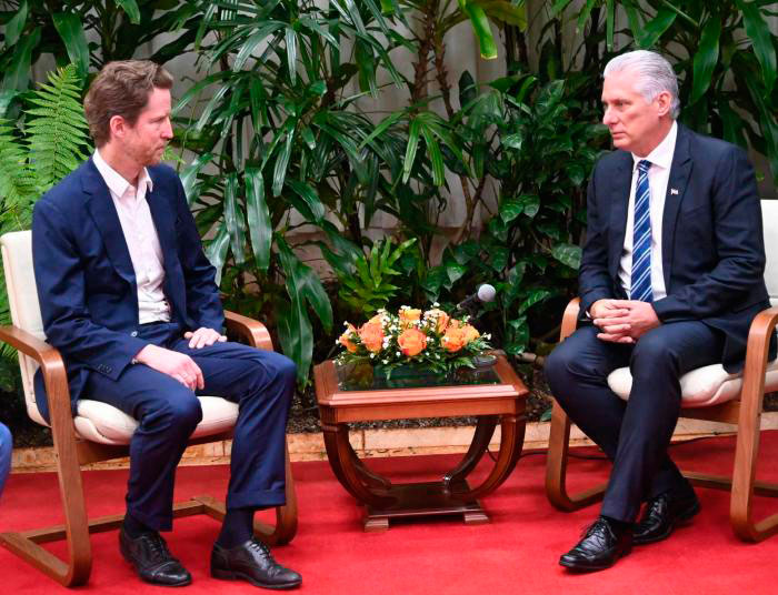 Conversaciones entre el presidente de Cuba, Miguel Díaz-Canel, y Alexis von Hoensbroech, director ejecutivo de la aerolínea canadiense WestJet.