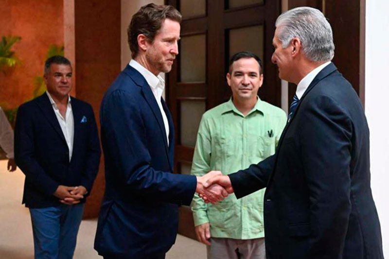 Presidente de Cuba, Miguel Díaz-Canel, da la bienvenida a Alexis von Hoensbroech, director ejecutivo de la aerolínea canadiense WestJet.