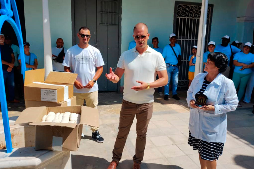 Donación de jabones del proyecto M&Max al hogar de ancianos.