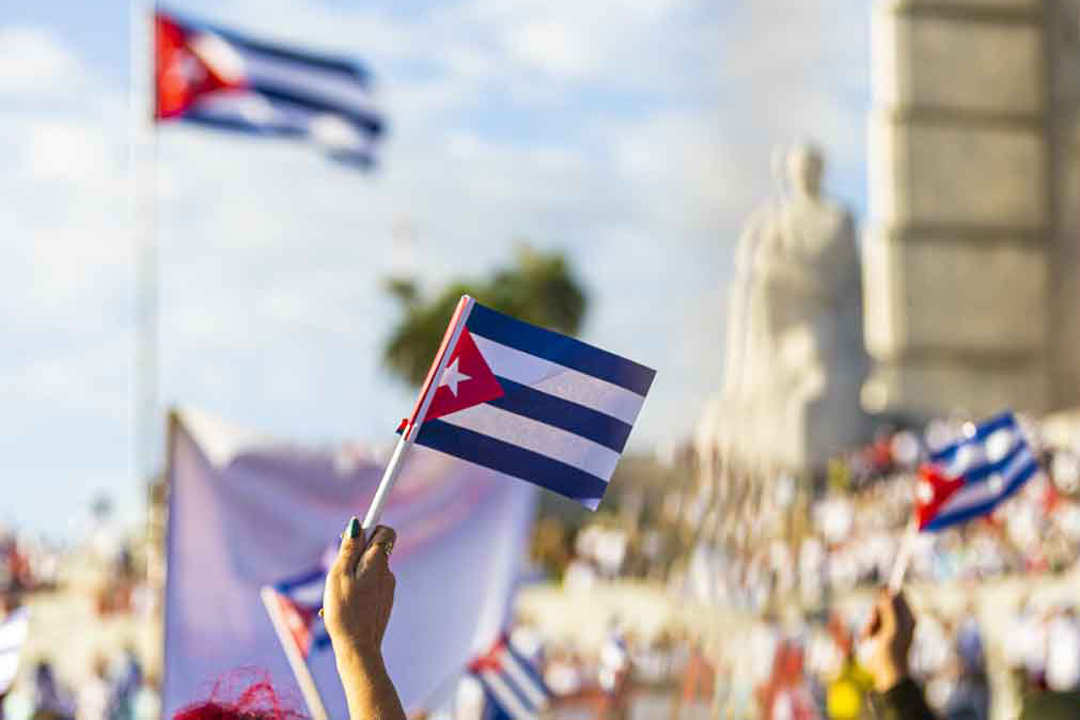 Banderas cubanas en acto público