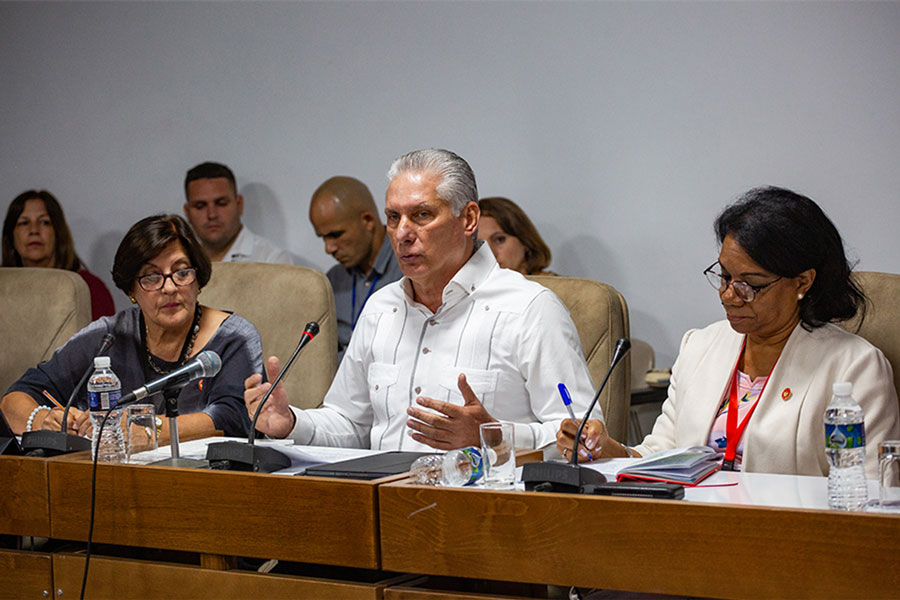 Presidente cubano, Miguel Díaz-Canel, en la  comisión de Atención a la Juventud, Niñez y Derechos de Igualdad de la Mujer,.