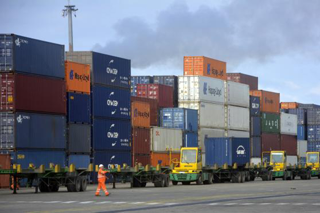 Contenedores en  un puerto