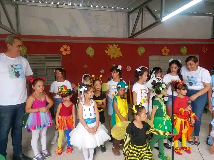 Los niños disfrutan en el nuevo Patio de la Casa de Cultura local, junto a la primera secretaria en Villa Clara, Susely Morfa y el vicegobernador Noel Chinea. (Foto: Tomada de la CMHW)